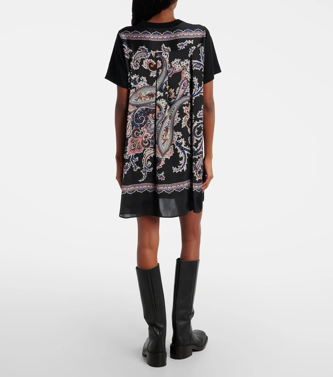 Sacai - فستان قصير بتصميم بيزلي مع ألواح