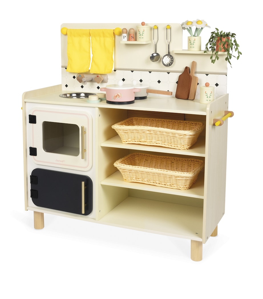 Large Well-Equipped Grandma's Kitchen