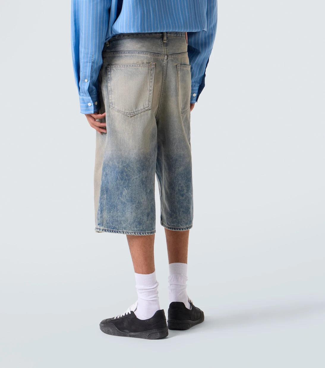 Acne Studios - شورت جينز بقصة منخفضة