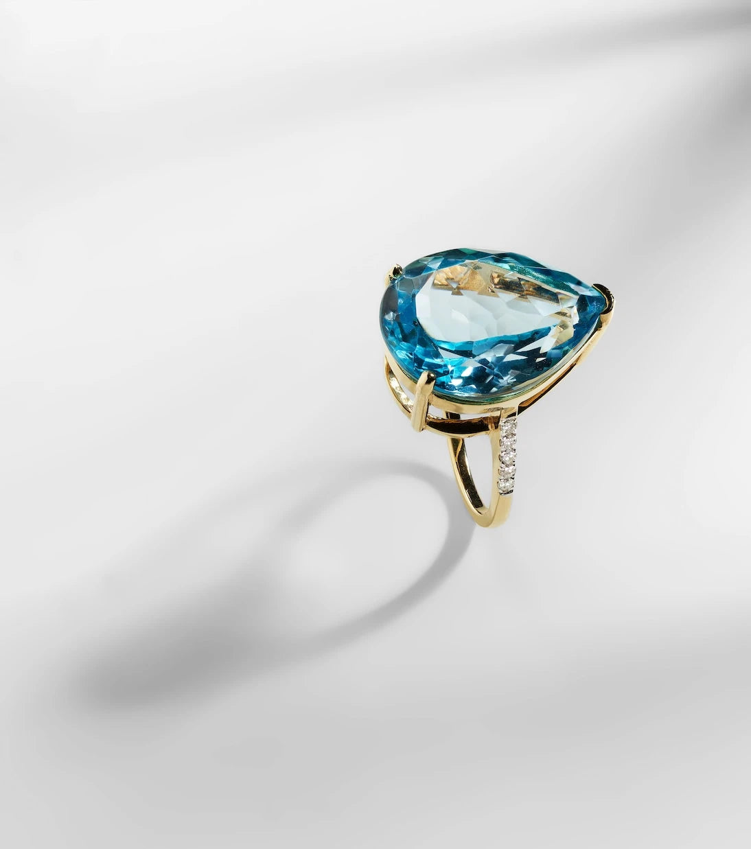 Mateo - 14kt gold ring with topaz and diamonds