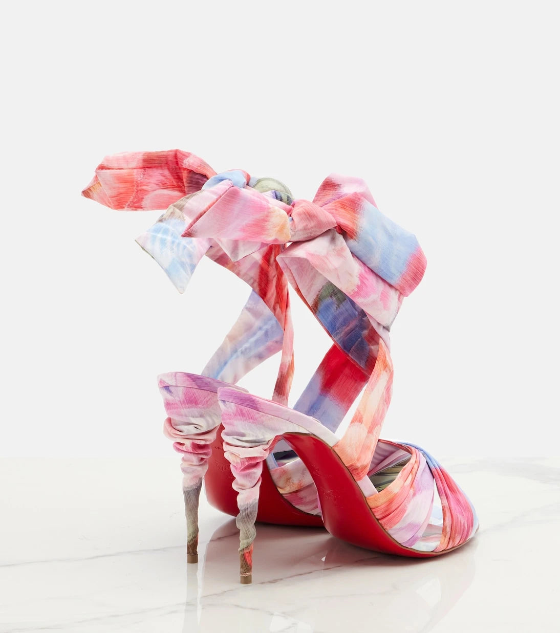 Christian Louboutin - صنادل أقفابولا المنقوشة بالزهور
