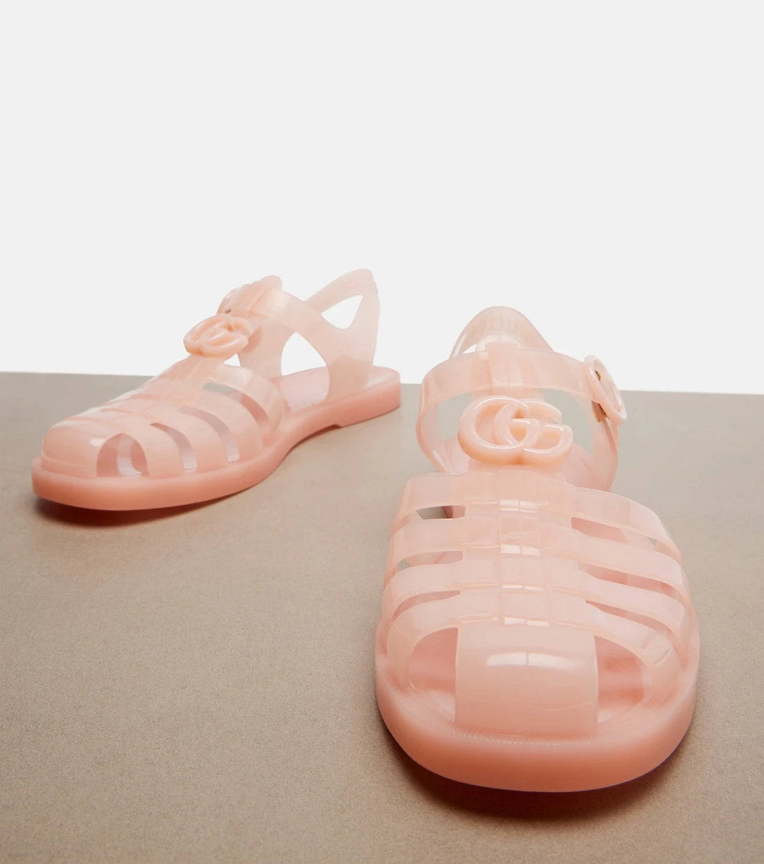 Gucci - صنادل فيشر مان بشعار GG المزدوج