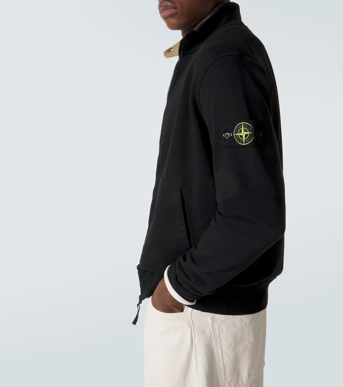 Stone Island - سترة قطنية بنصف سحاب بتصميم بوصلة