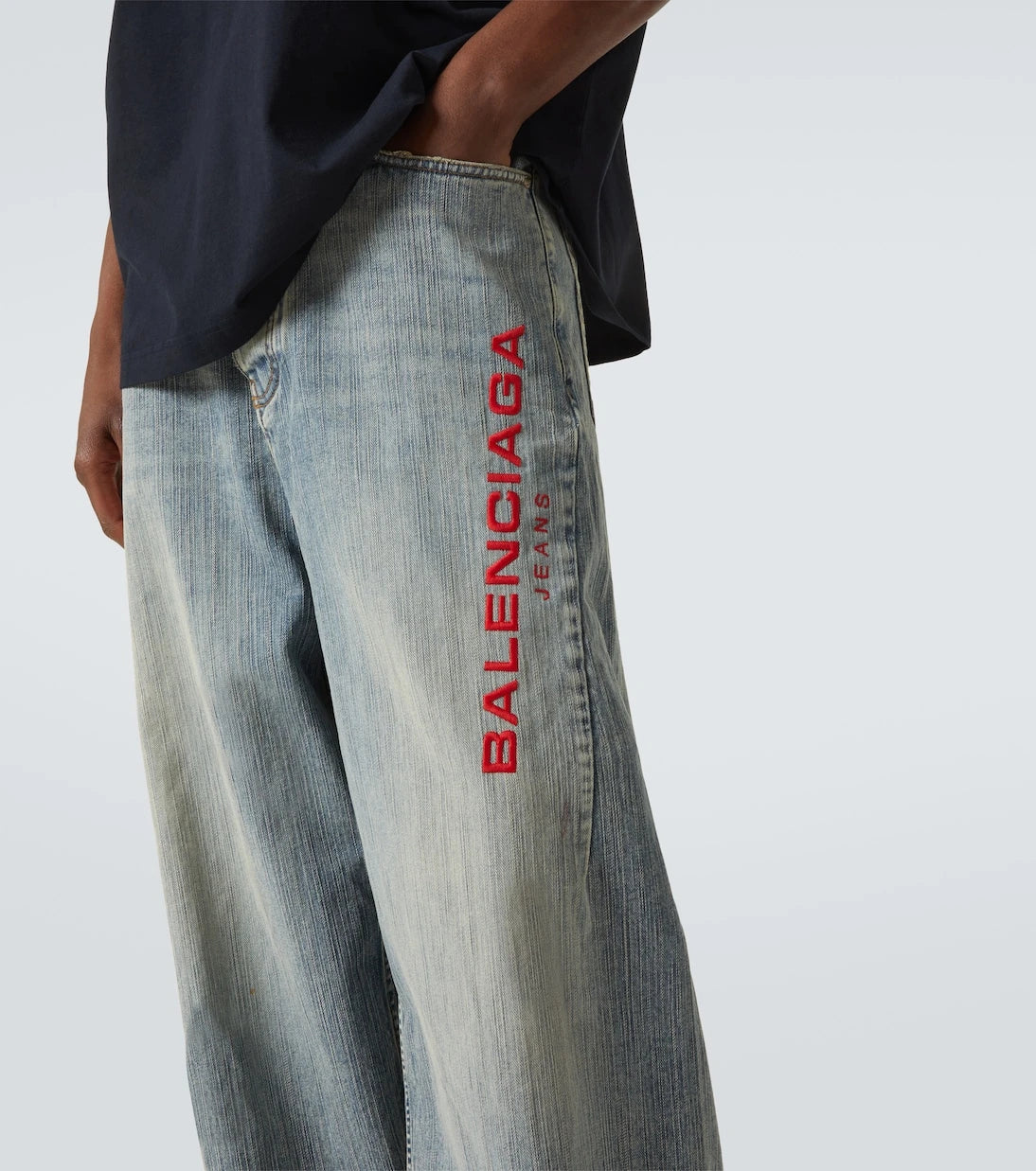Balenciaga - بنطلون جينز واسع الساقين مطرّز بالشعار