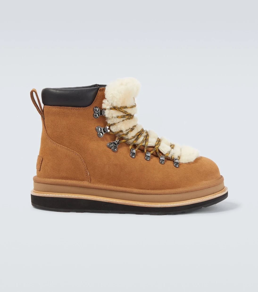 Sacai - حذاء هايكنج من جلد الشامواه وشيرلينج بالتعاون مع UGG