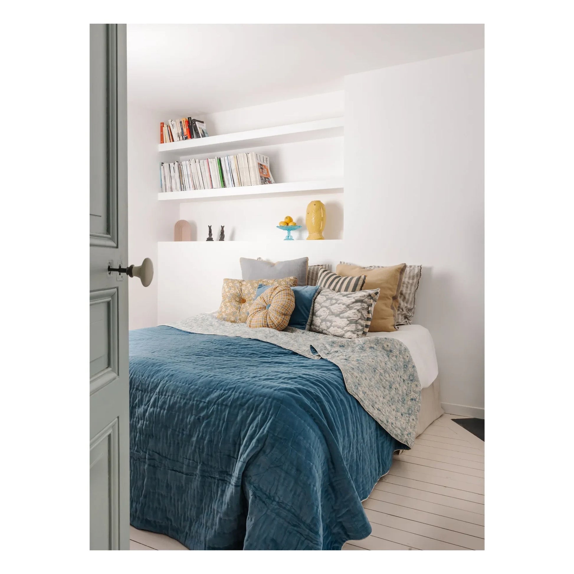 Le Monde Sauvage - Boréal Florence cushion | Yellow