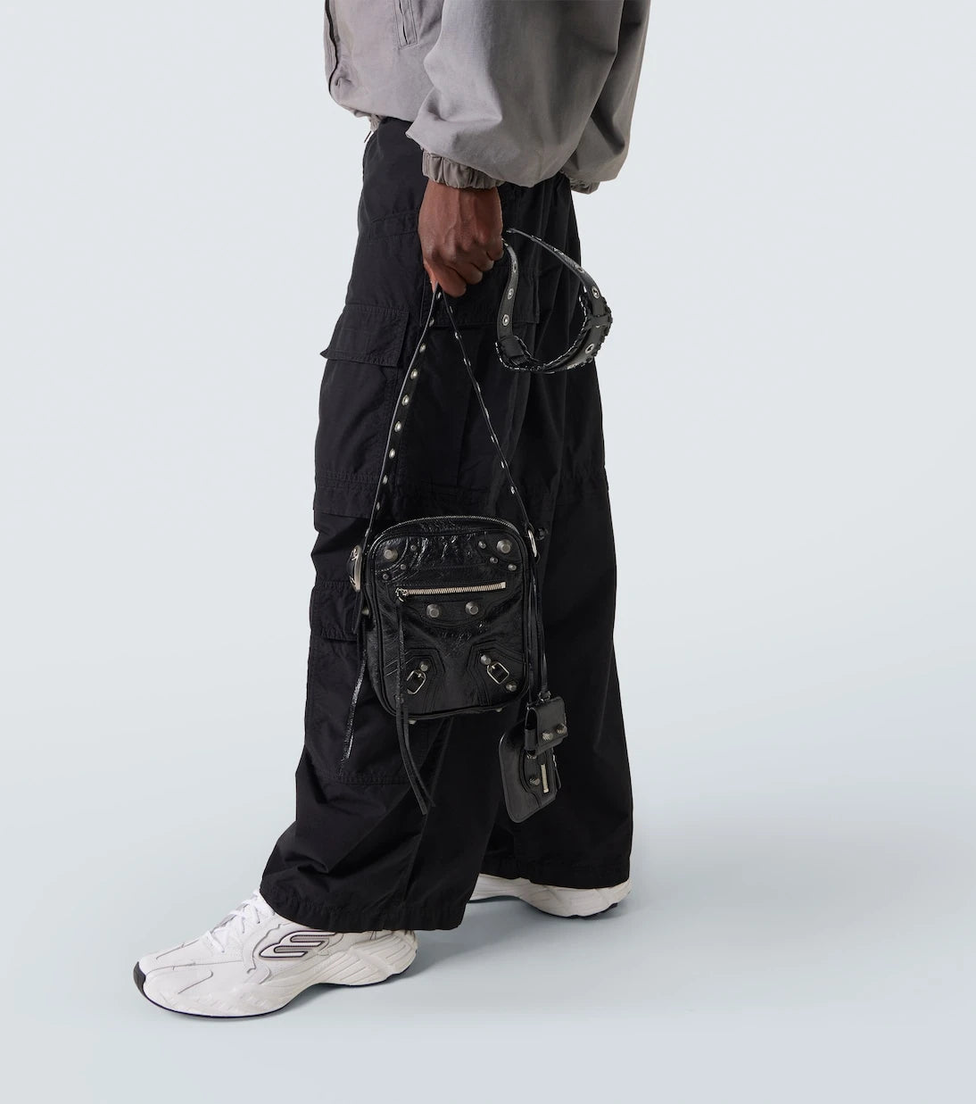 Balenciaga - حقيبة كروس بودي Le Cagole الجلدية