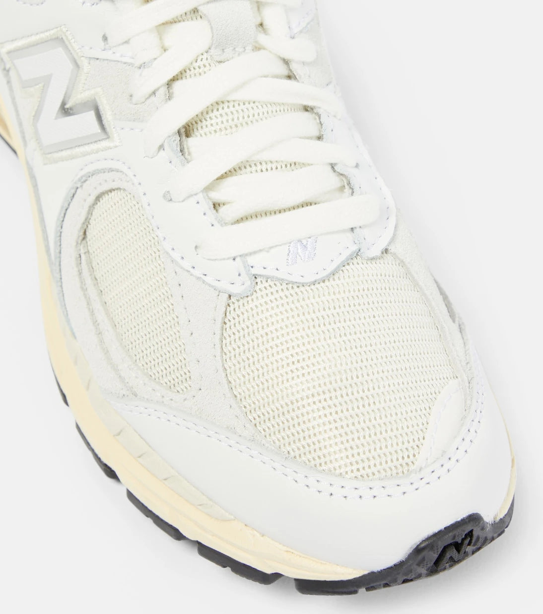 New Balance - حذاء رياضي 2002R بحواف جلدية