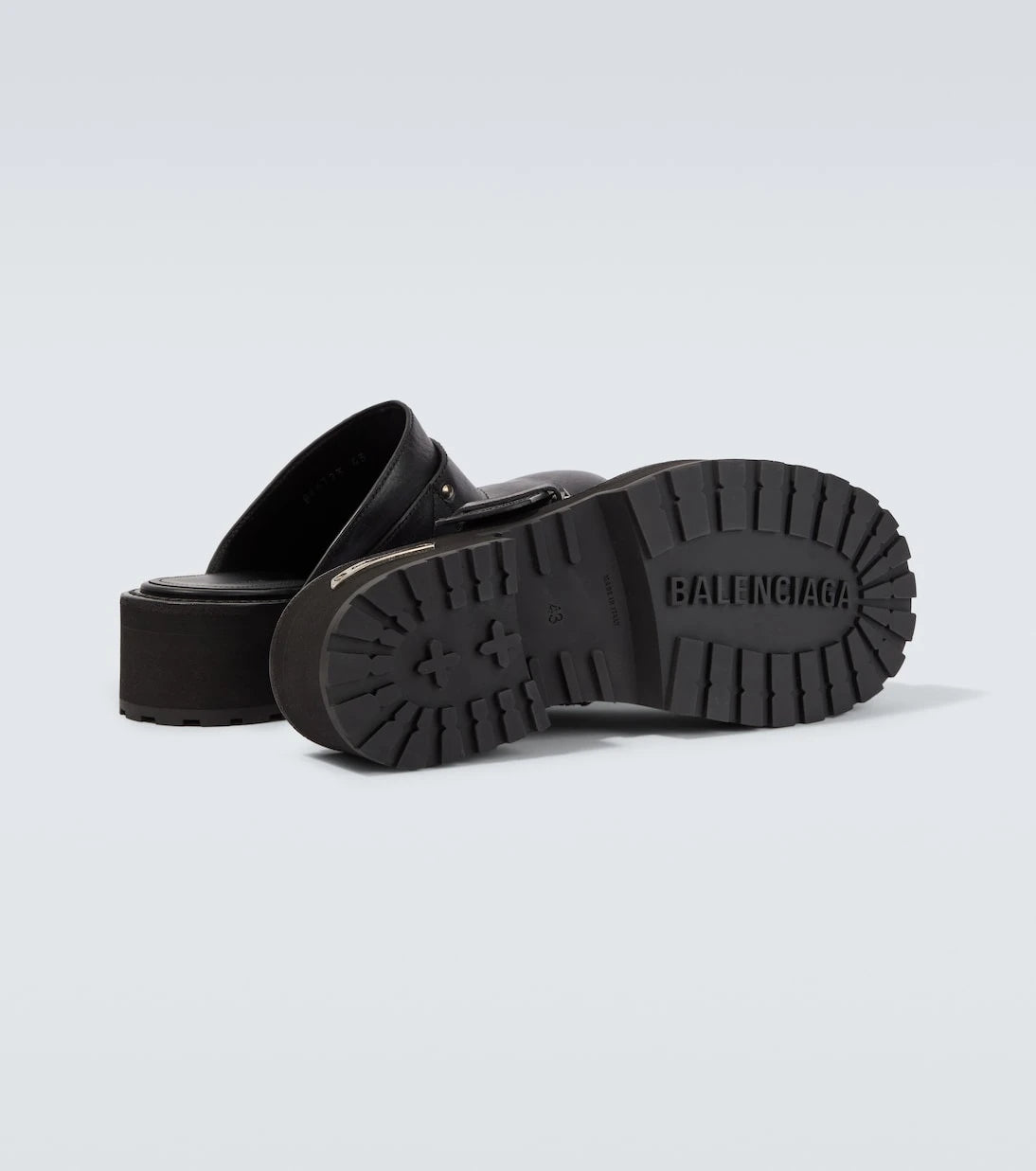 Balenciaga - حذاء البغل فينوم الجلدي
