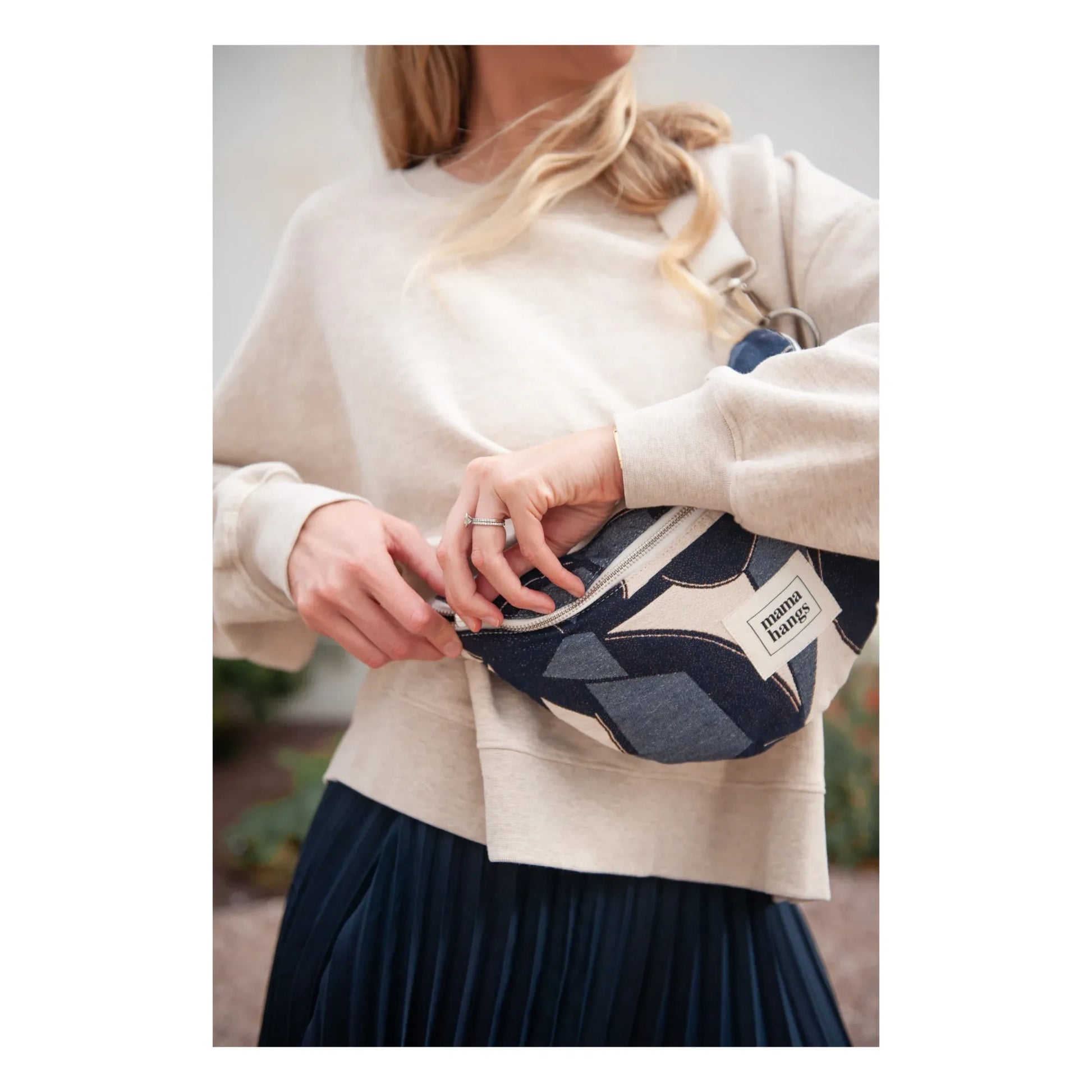 Mama Hangs - Bloom Bag multi-function banana | Indigo