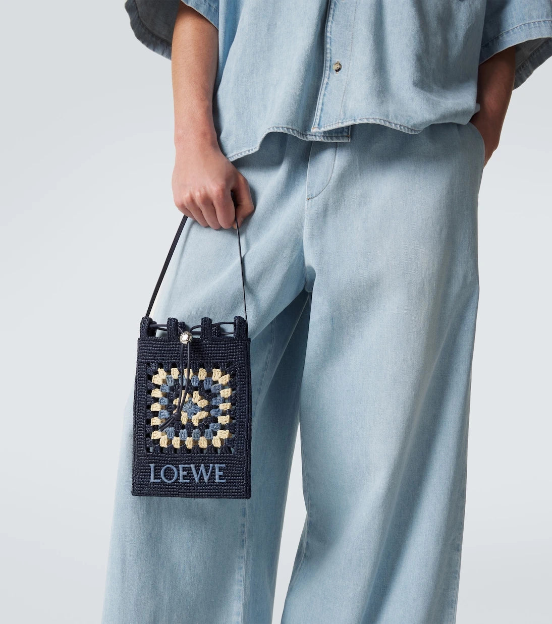 Loewe - حقيبة كروشيه رافيا بولاز إيبيزا بحزام