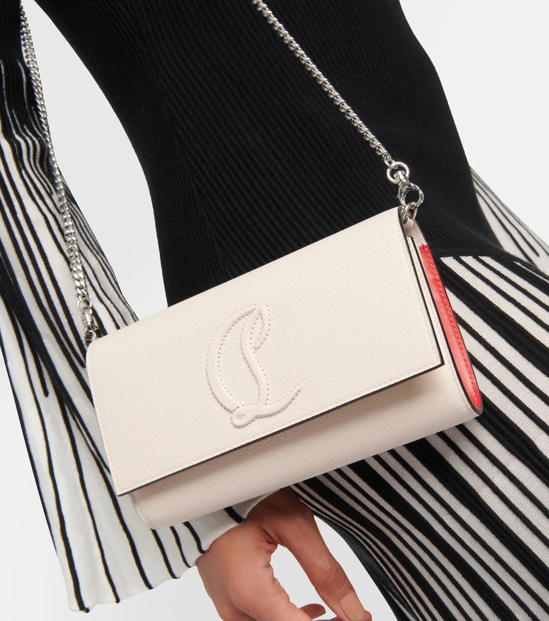 Christian Louboutin - محفظة جلدية بشعار الماركة مع سلسلة