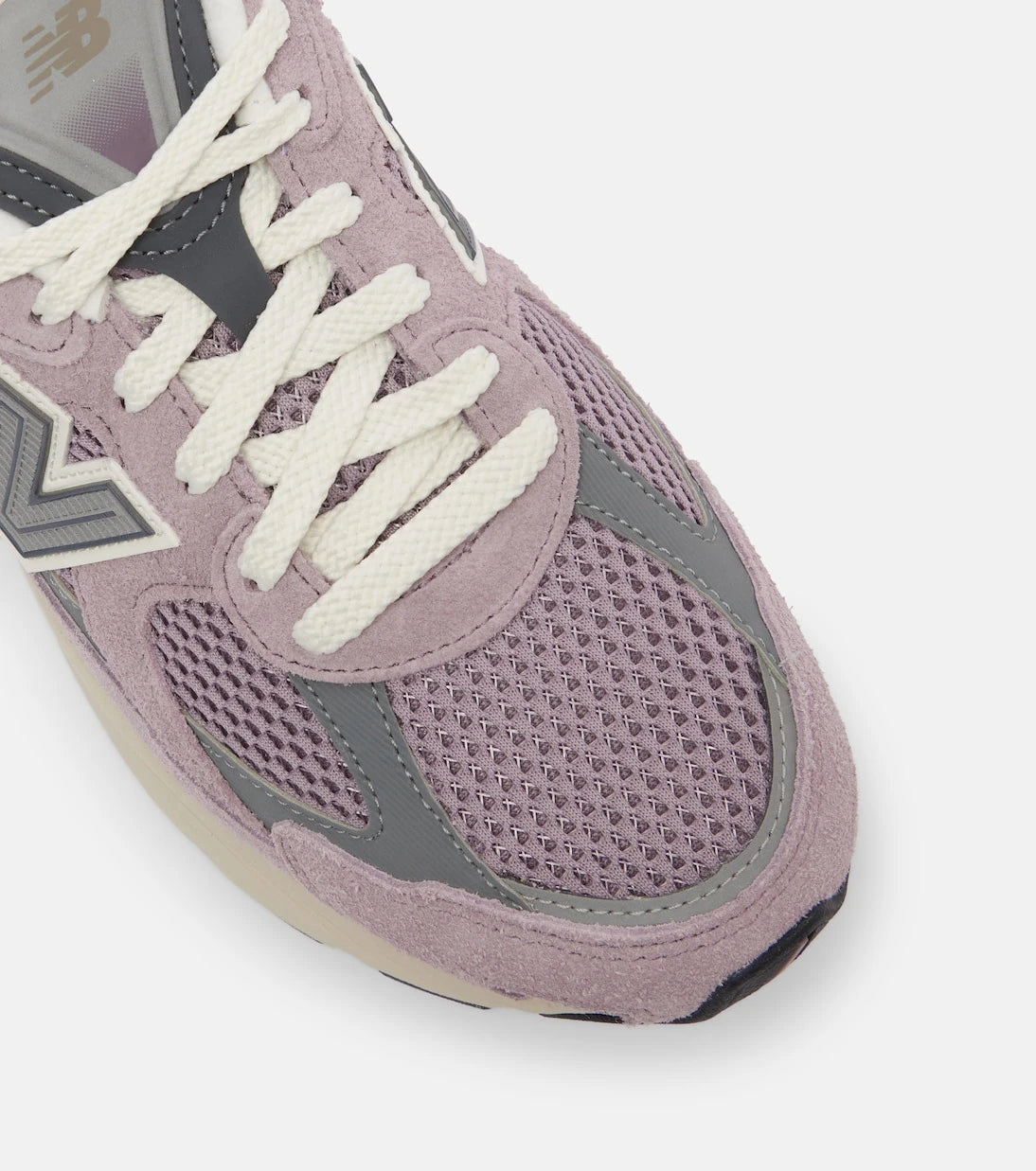 New Balance - حذاء رياضي من الشامواه والشبك طراز 2010