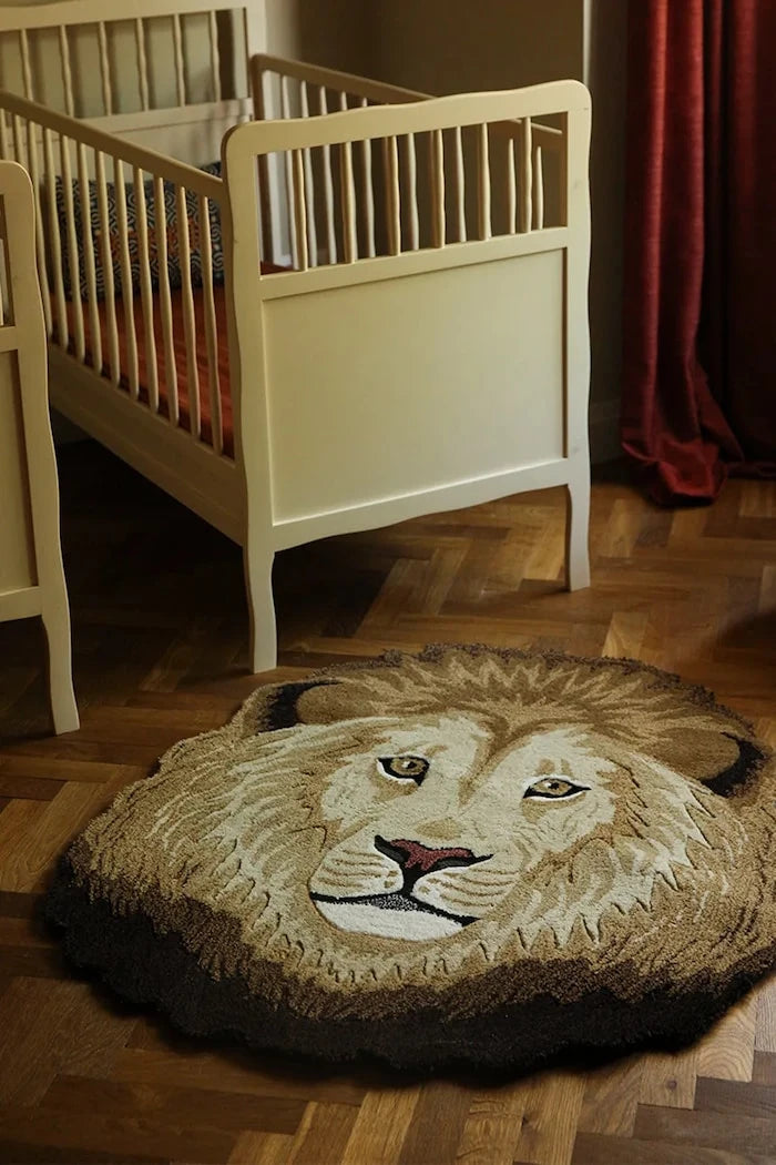 Вълнен килим Doing Goods Ari Lion Head 113 x 95 cm