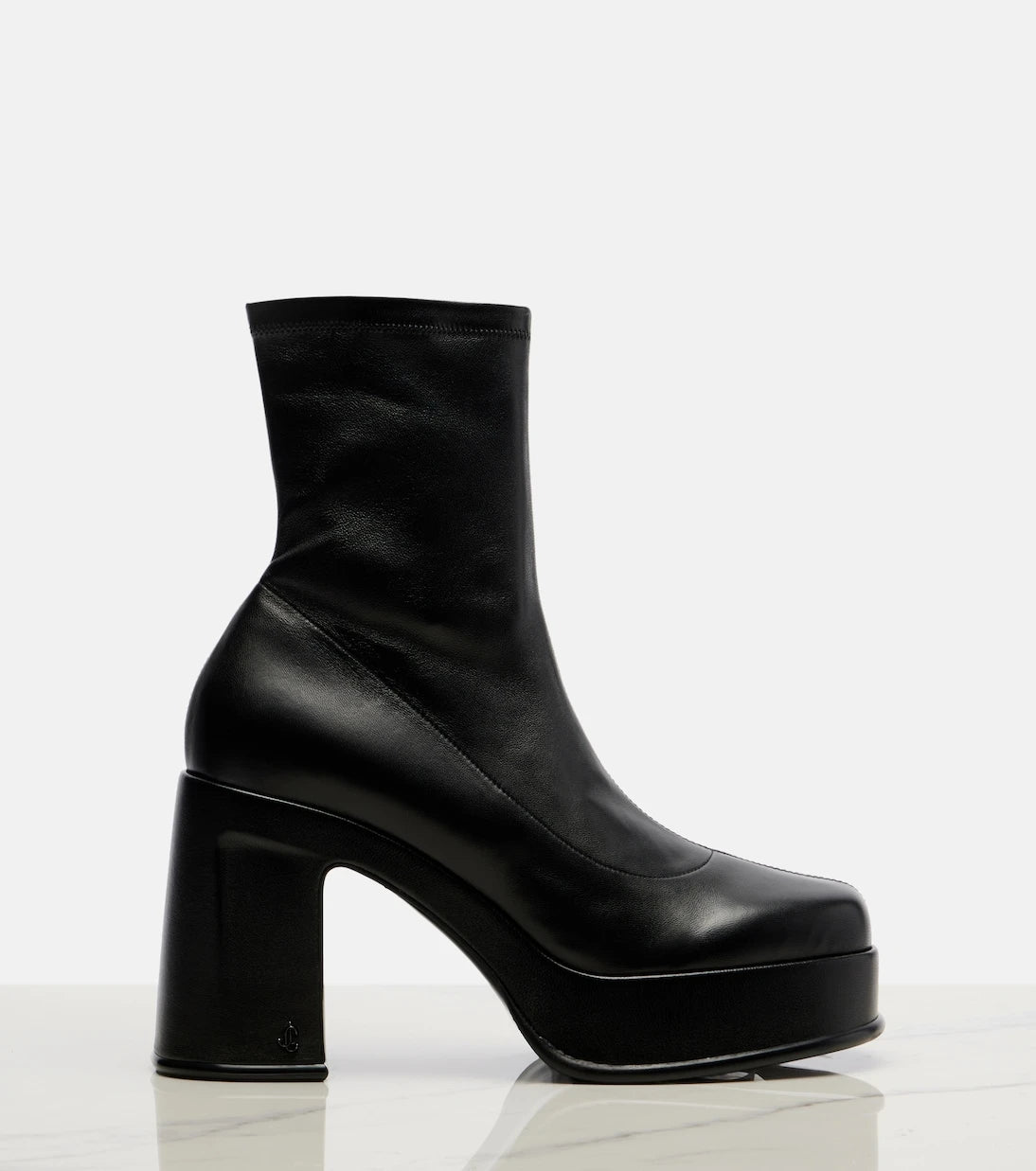 Jimmy Choo - حذاء هادي الجلدي بطول الكاحل