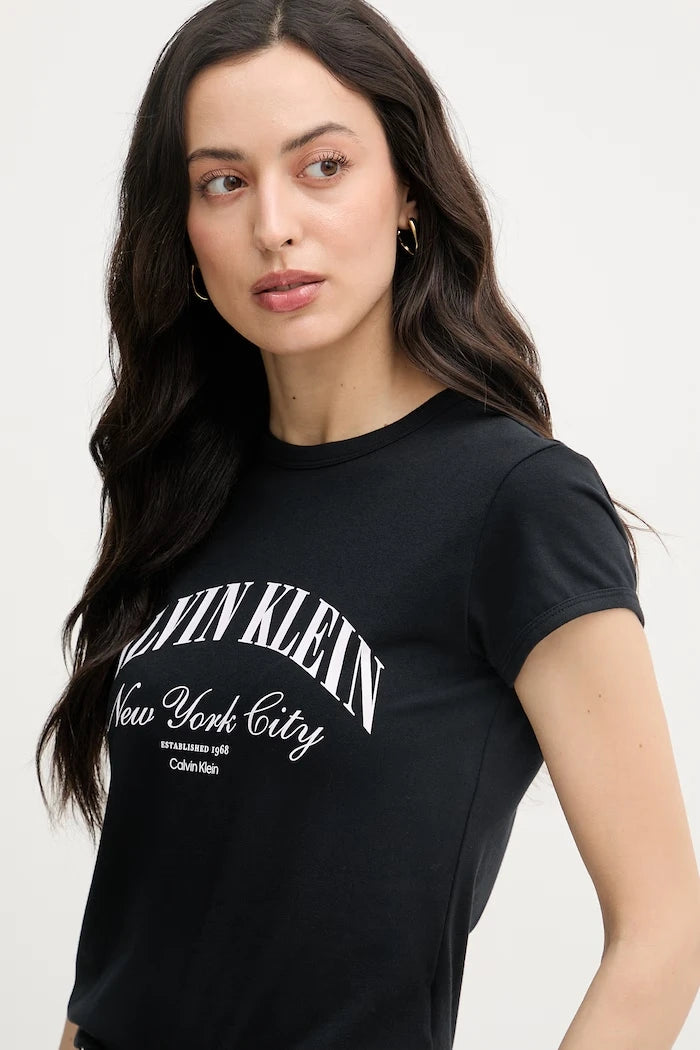 Calvin Klein Jeans pamuk ve elastan kadın tişörtü