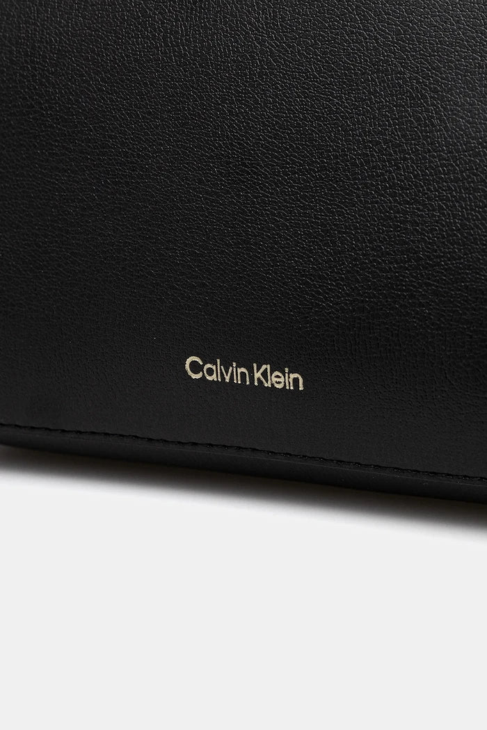 Calvin Klein kadın suni deri çapraz çanta