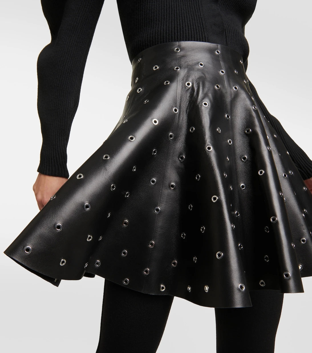Alaïa - تنورة قصيرة جلدية مزينة بفتحات