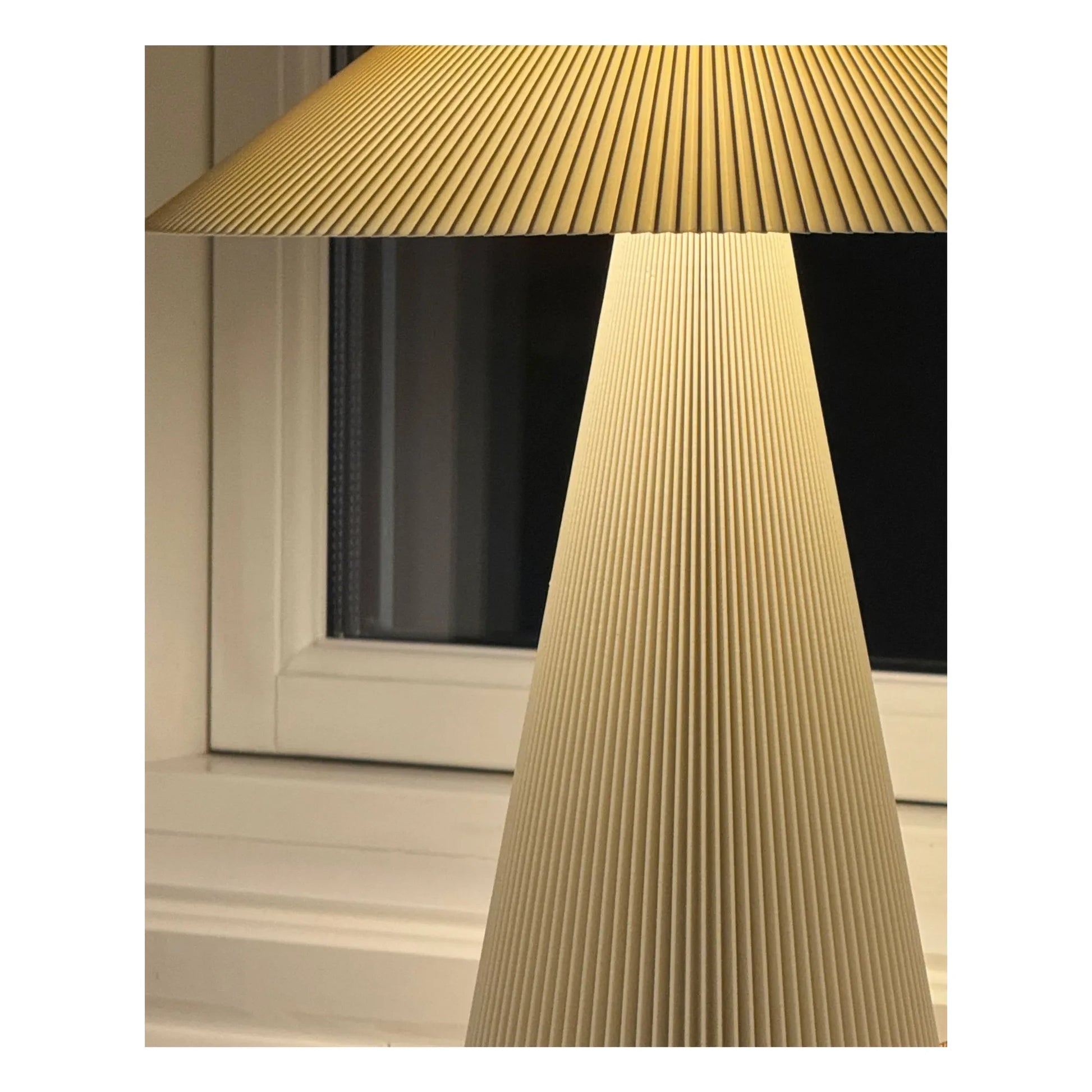Manu Matters - Teen Jane table lamp | Cream