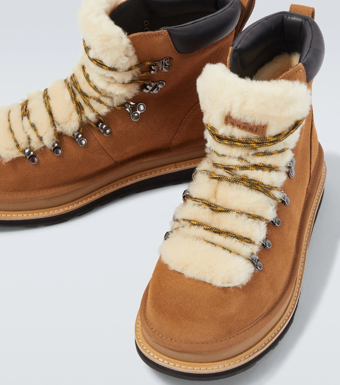 Sacai - حذاء هايكنج من جلد الشامواه وشيرلينج بالتعاون مع UGG