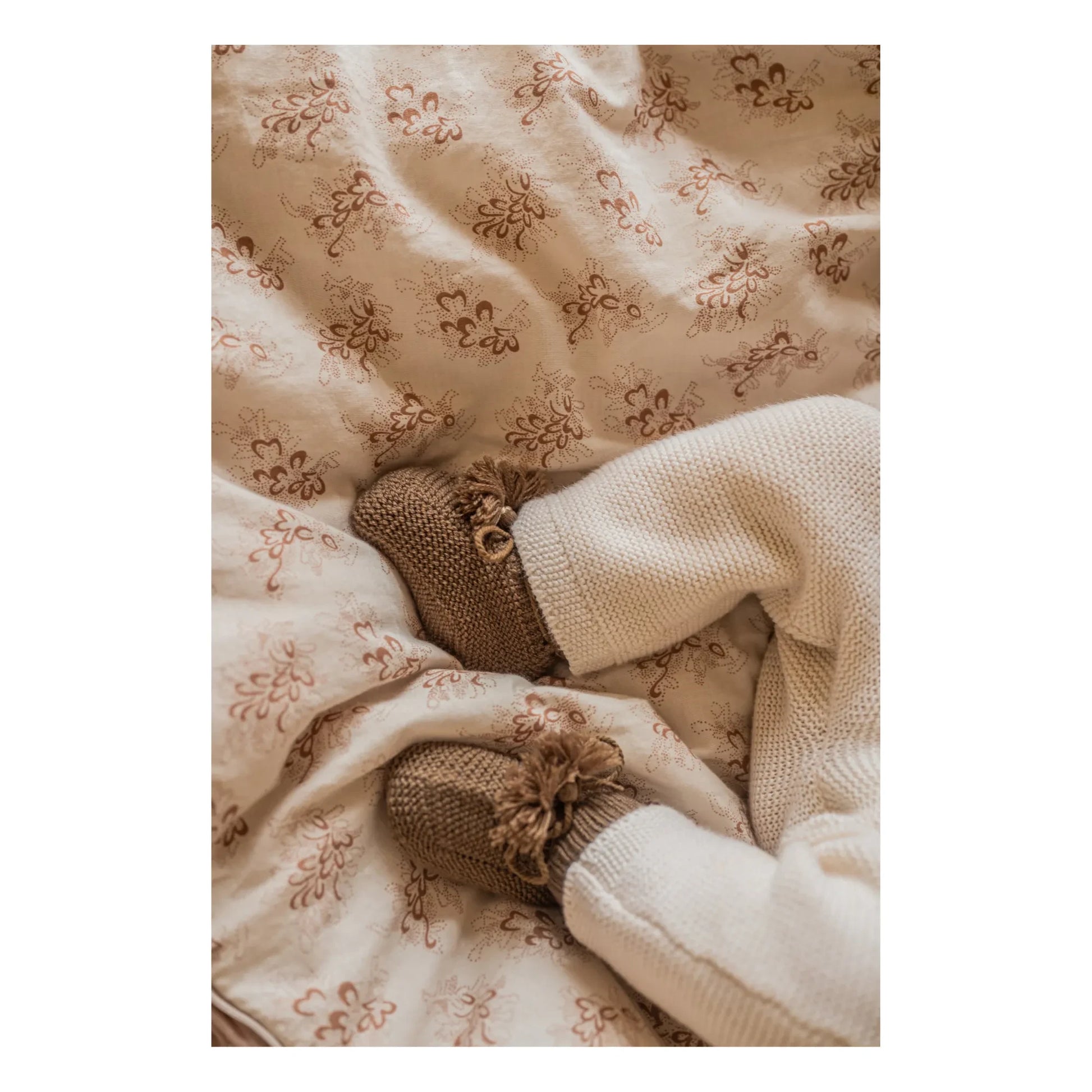 Gentil Coquelicot - Knitted Booties and Embroidered Pouch | Chocolate