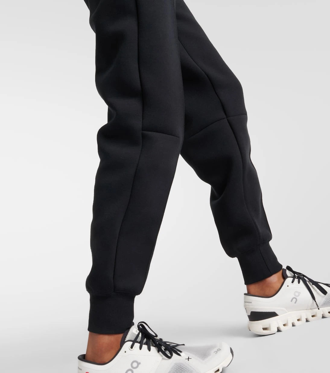 Nike - بنطال رياضي Tech Fleece بقَصَّة فضفاضة من نسيج قطني مخلوط
