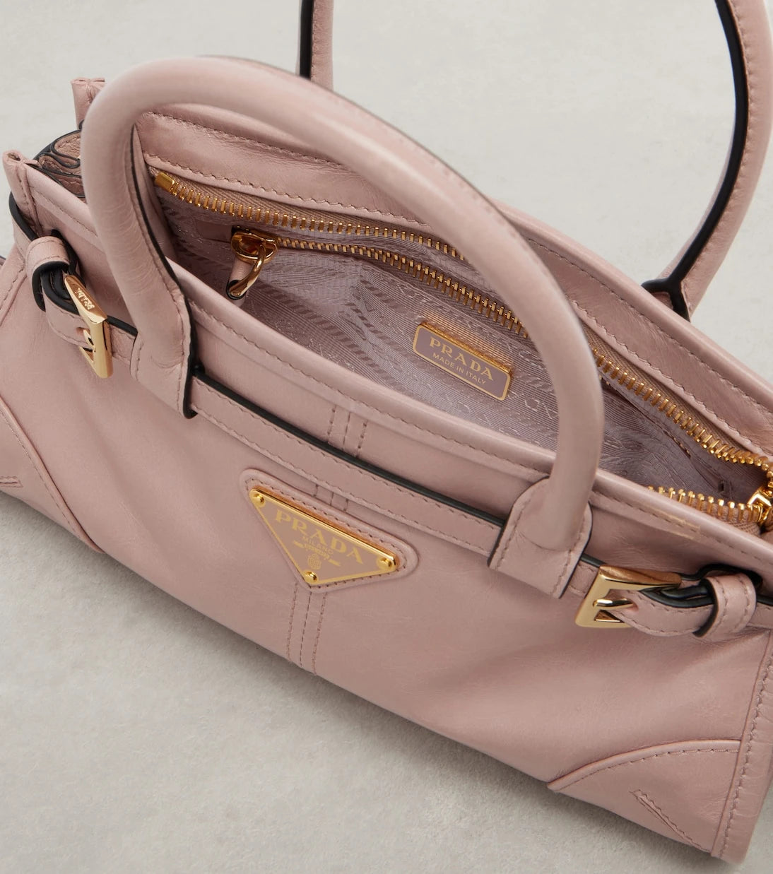 Prada - حقيبة برادا بوني ميني جلدية بمقبض علوي