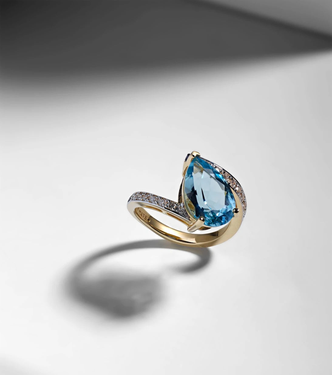 Mateo - Slanted 14kt gold ring with topaz and diamonds