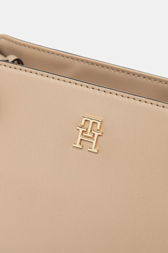 Tommy Hilfiger kadın crossbody çanta