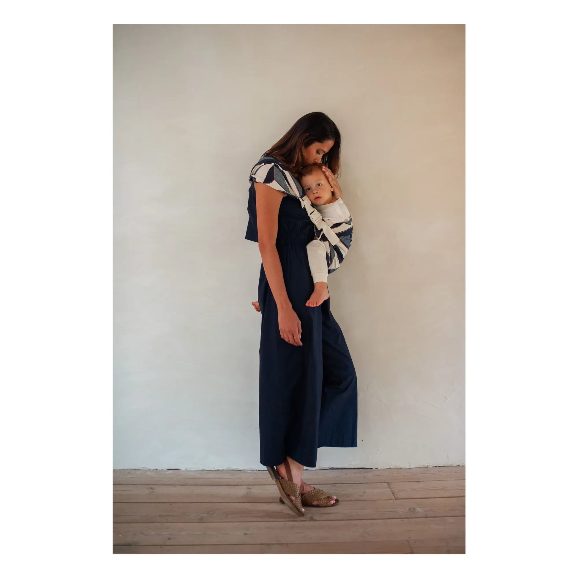 Mama Hangs - Carry &amp; Walk baby carrier | Indigo