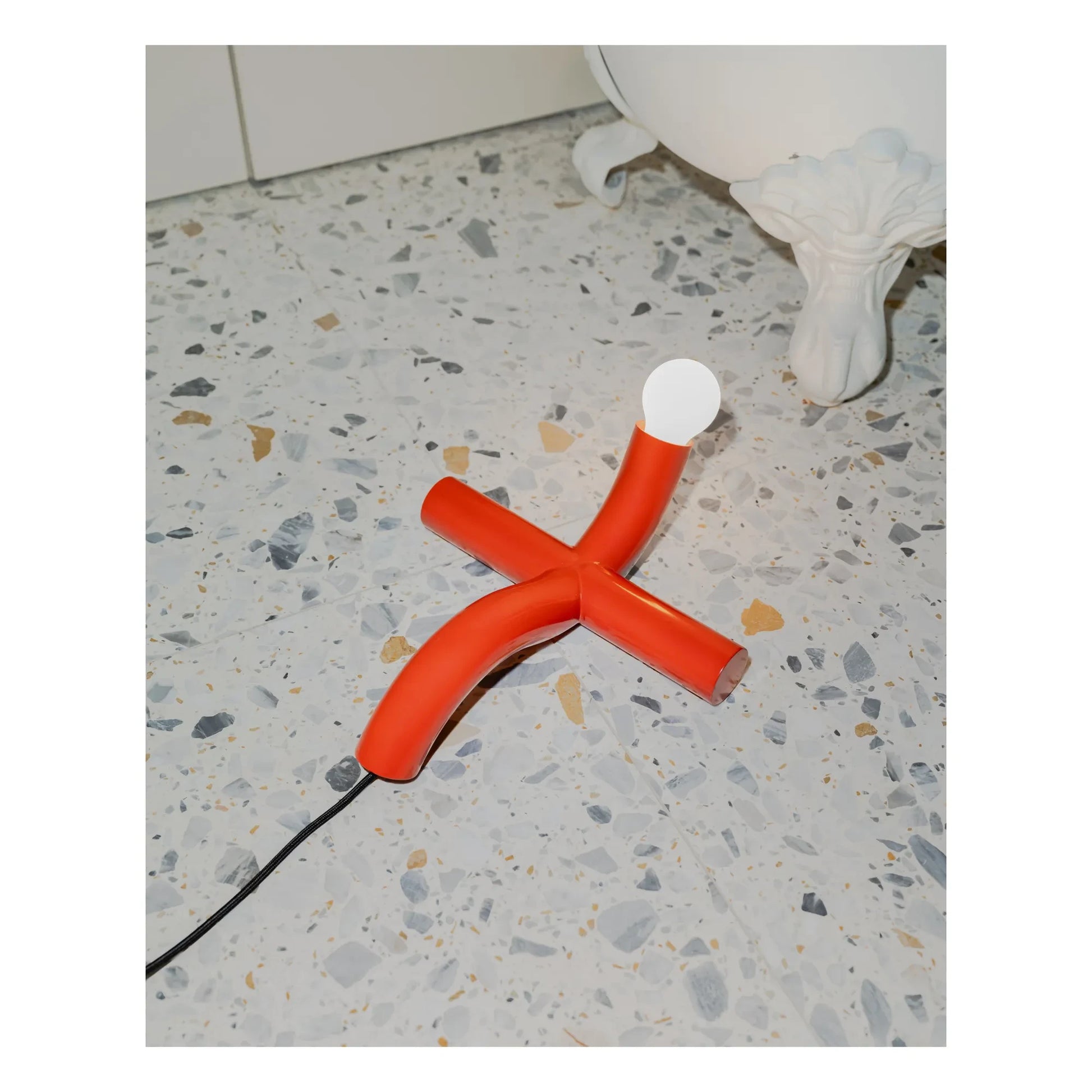 Valerie Objects - La Due table lamp | Red
