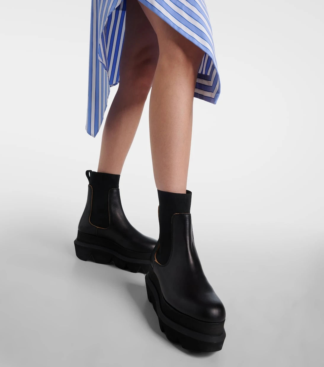 Sacai - جزمة تشيلسي جلدية