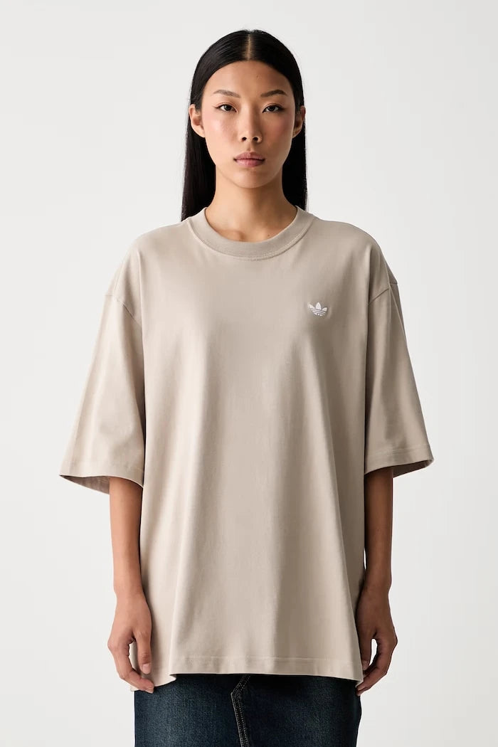 adidas Originals Essentials pamuklu kadın tişört