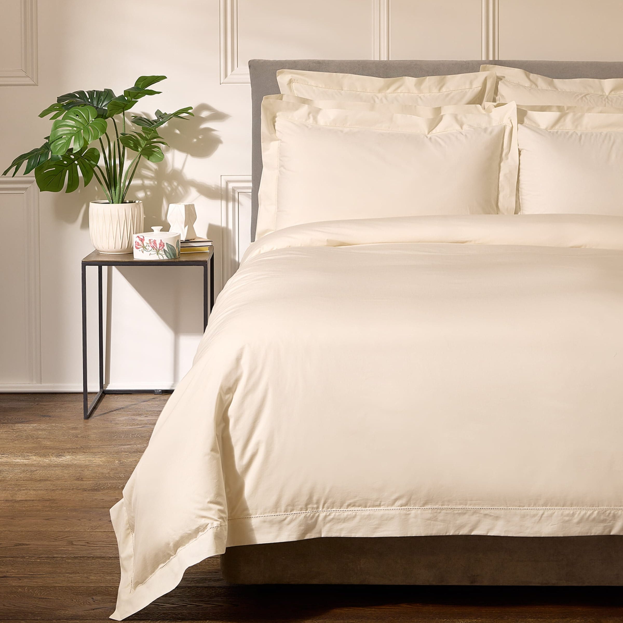 Cadogan Super King Flat Sheet (270cm x 300cm)