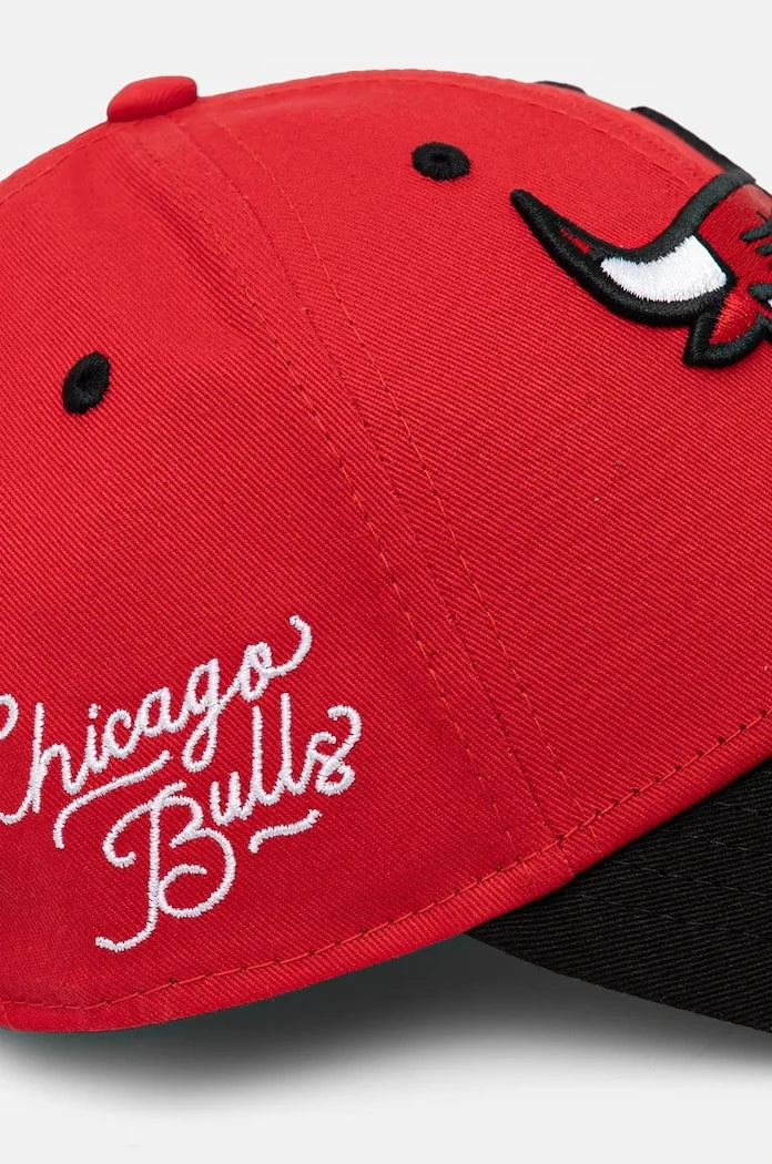 Памучна шапка с козирка New Era NBA SIDE PATCH 9FORTY® CHICAGO BULLS