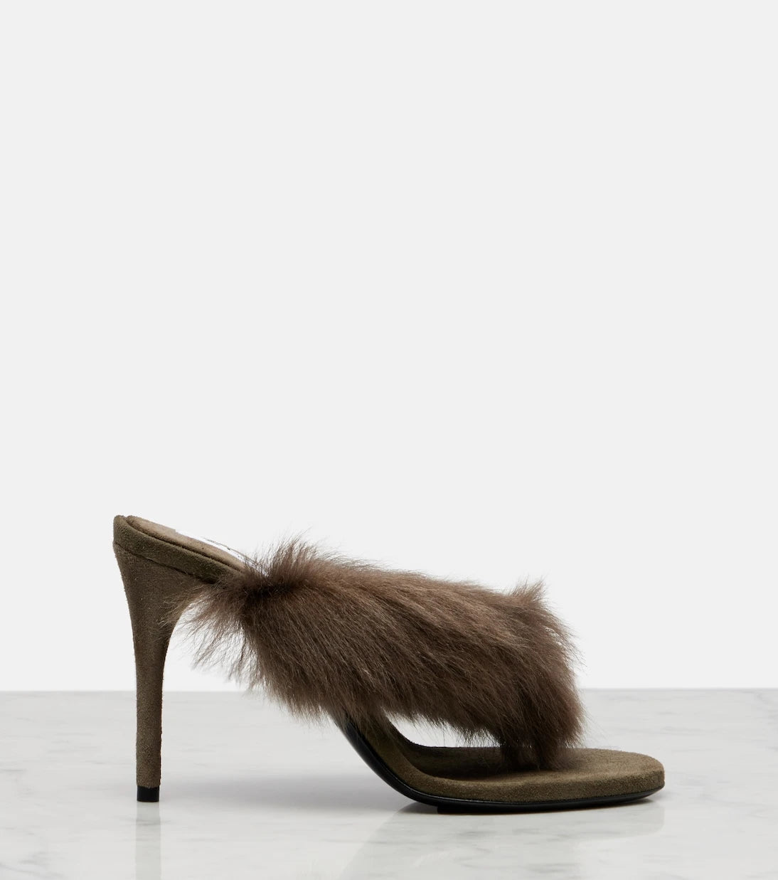 Alaïa - 90 صندل ثونغ مبطن بفرو الشيرلينغ
