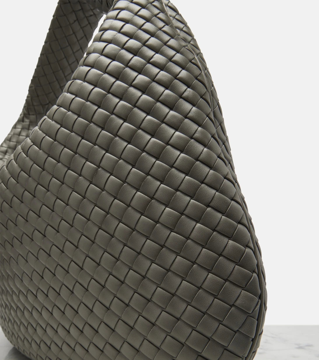 Bottega Veneta - حقيبة كتف ماكسي فينيتا من الجلد