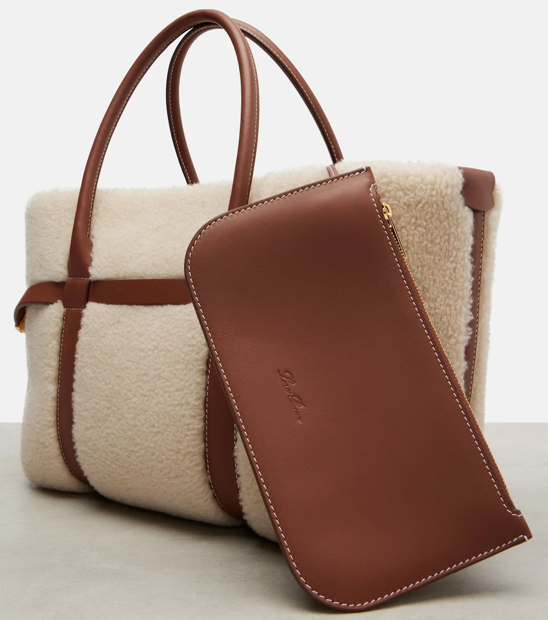 Loro Piana - حقيبة توت Ghiera الصغيرة المبطنة بفرو الشيرلينغ