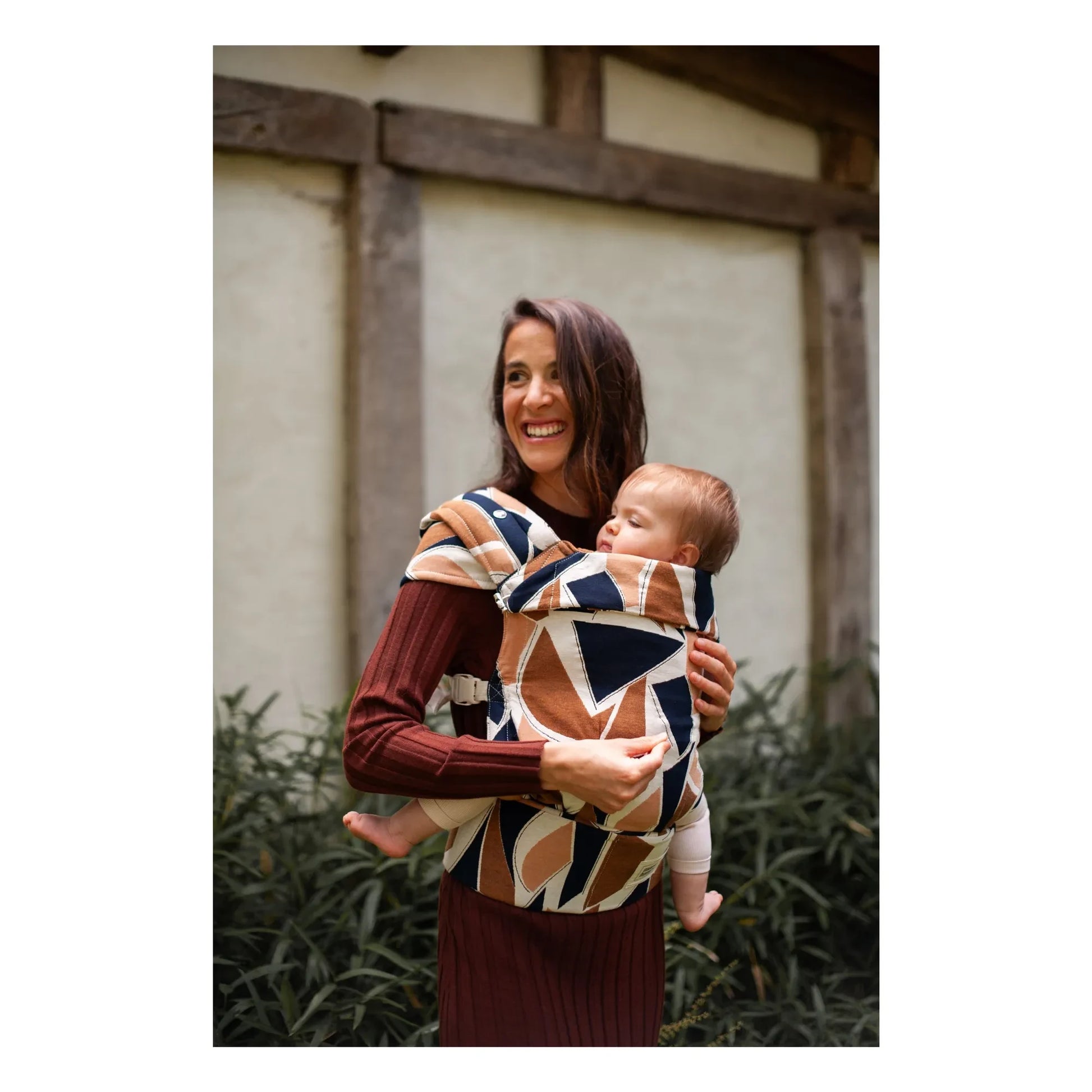 Mama Hangs - Carry &amp; Bloom baby carrier | Earth