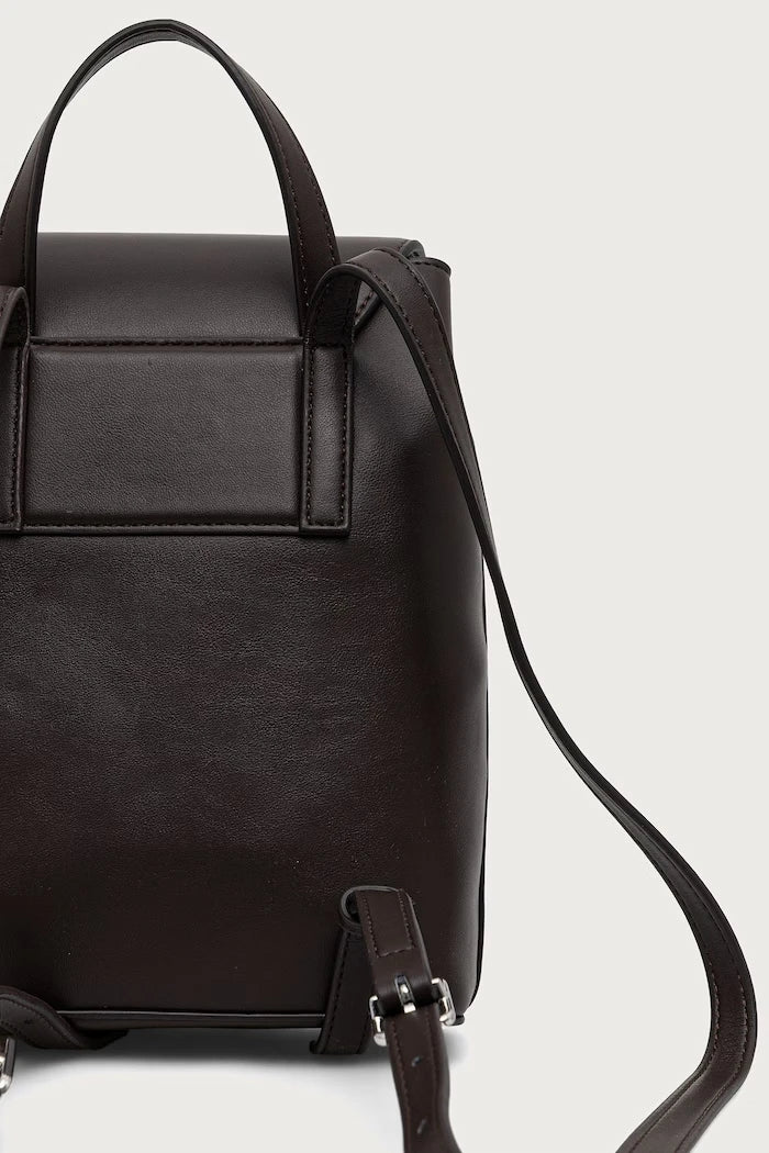 Calvin Klein kadın suni deri sırt çantası