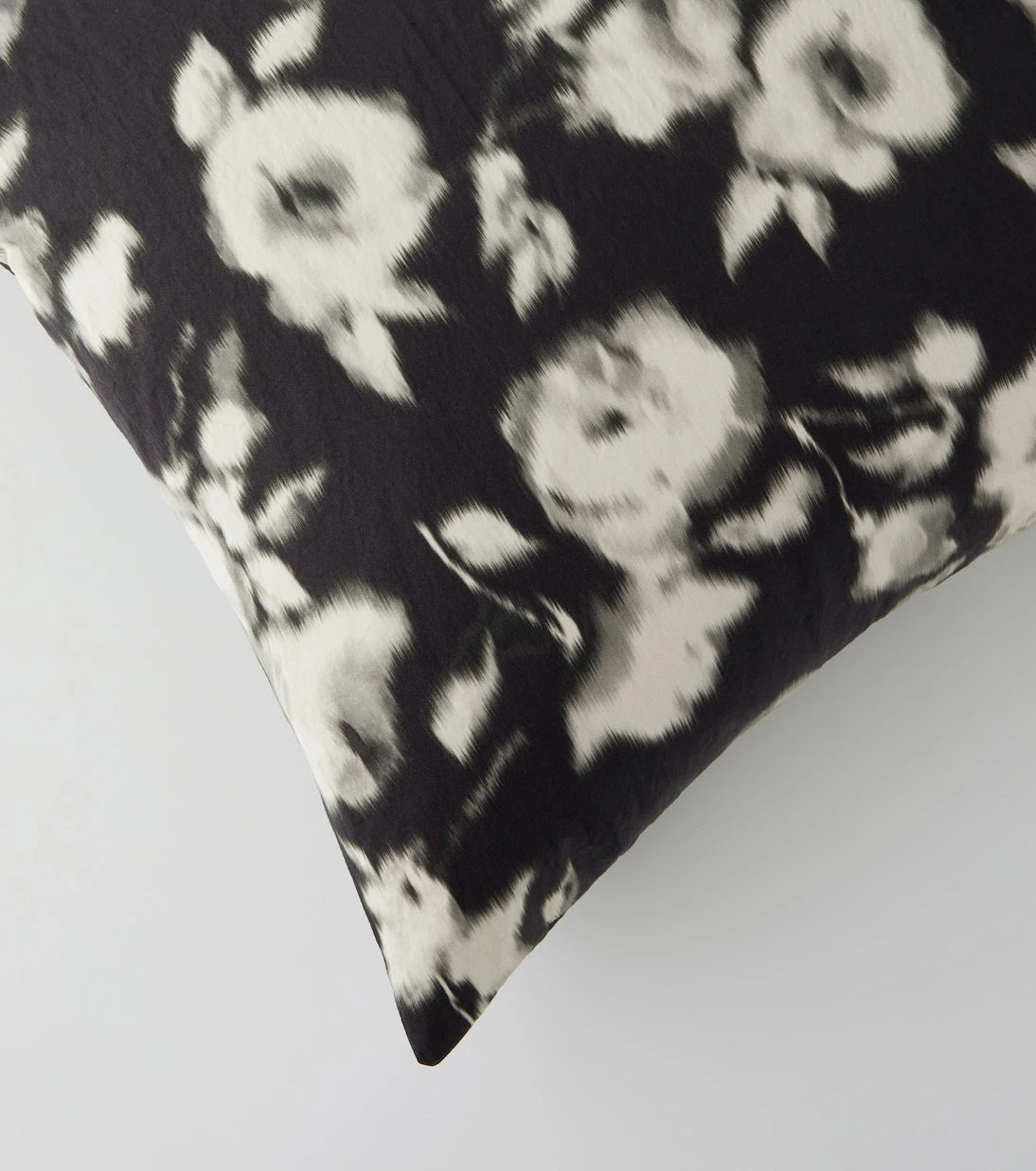 The House of Lyria - Astrantia cushion