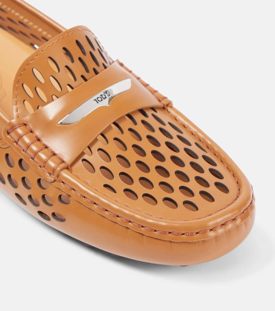 Tod's - حذاء قيادة من الجلد المثقب طراز Gommino