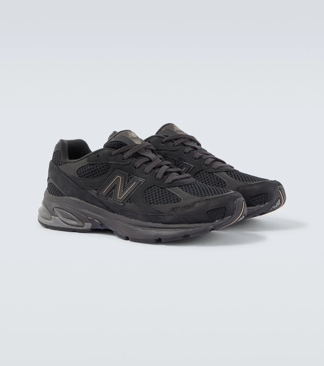 New Balance - حذاء رياضي من الشامواه والشبك طراز 2010