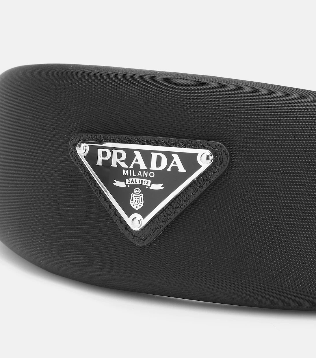 Prada - طوق رأس من الساتان مزين بالشعار