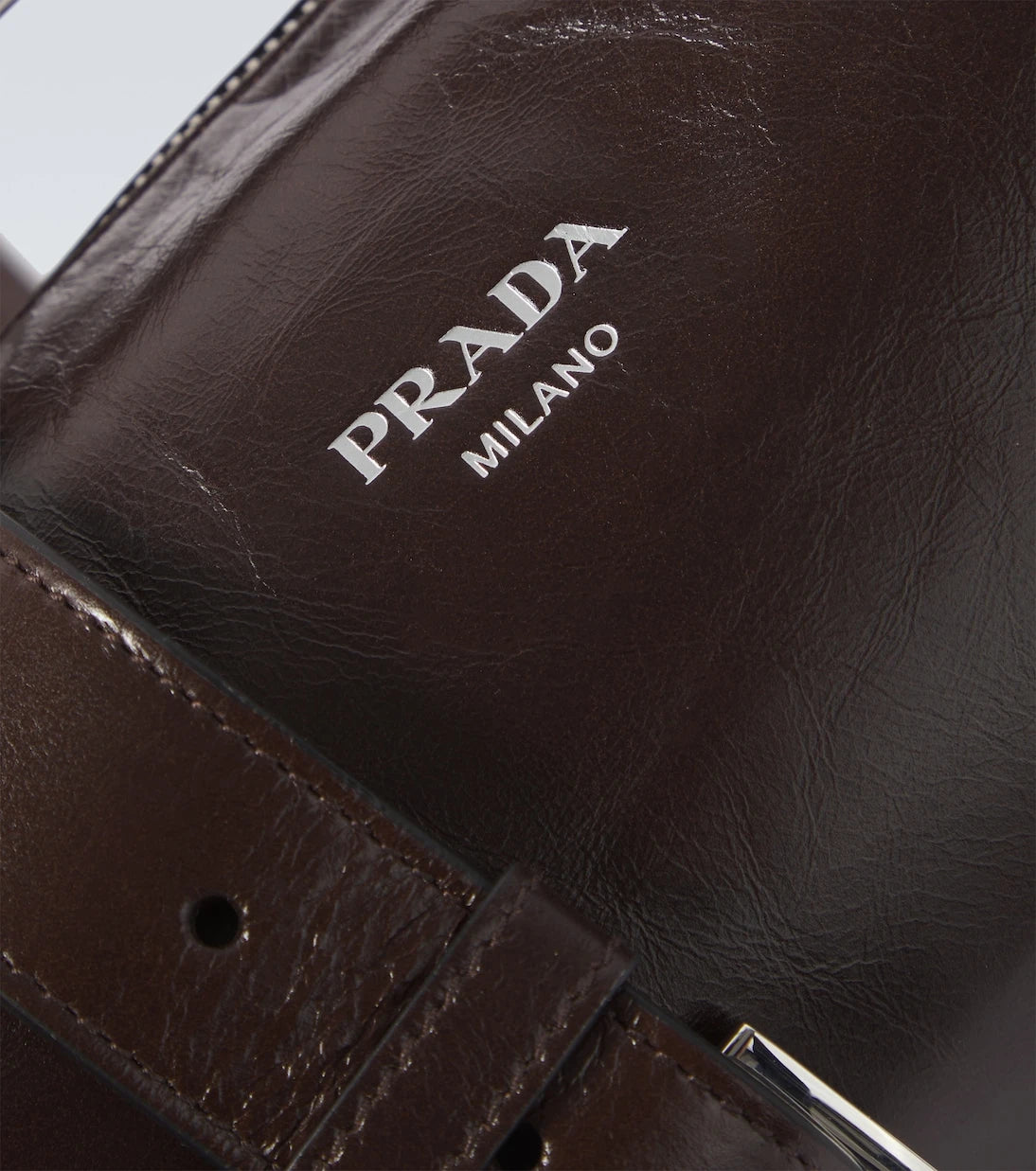 Prada - حقيبة يد كبيرة من الجلد