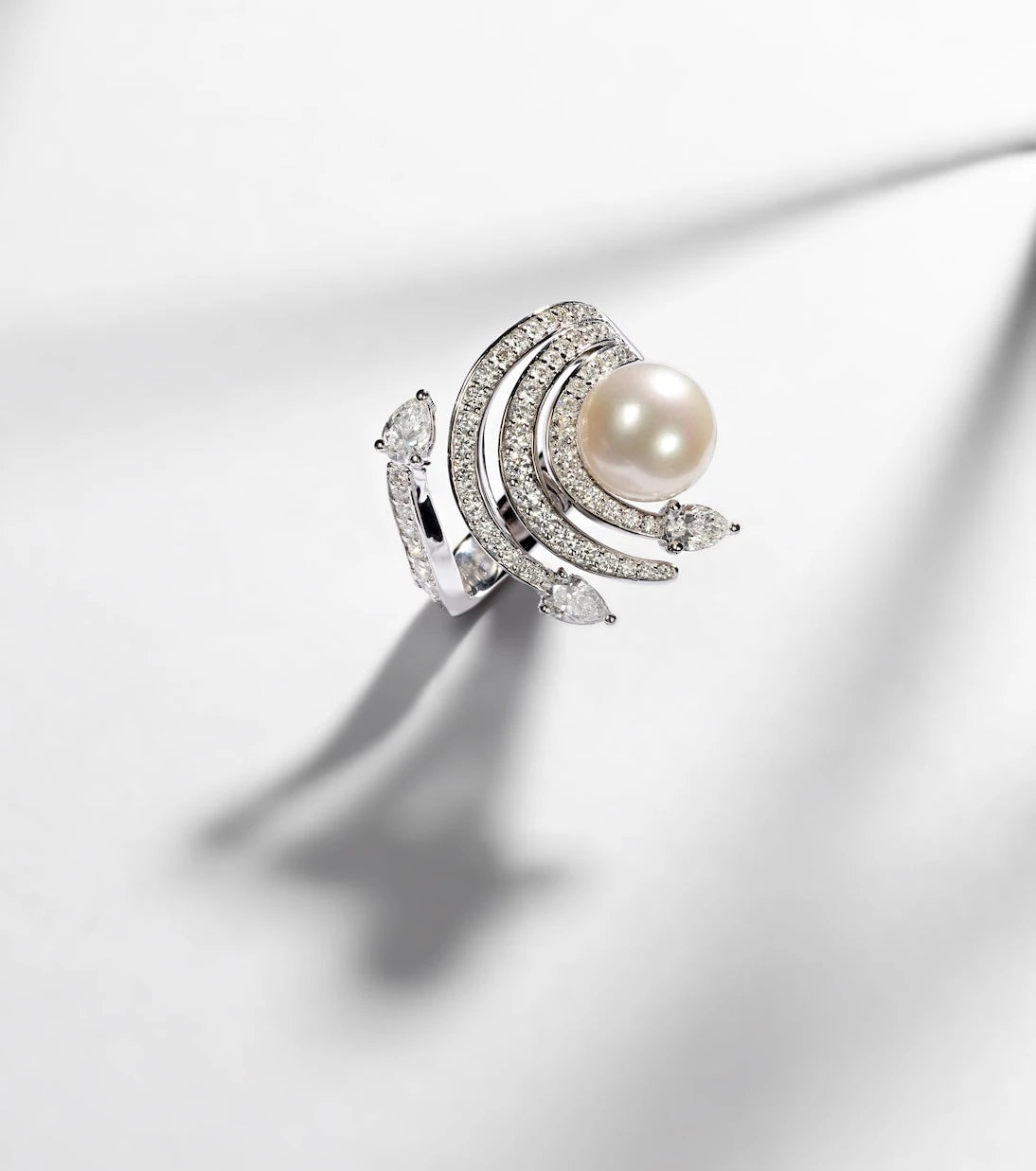 Yeprem - Pearlescent 18kt white gold ring with diamonds and pearl