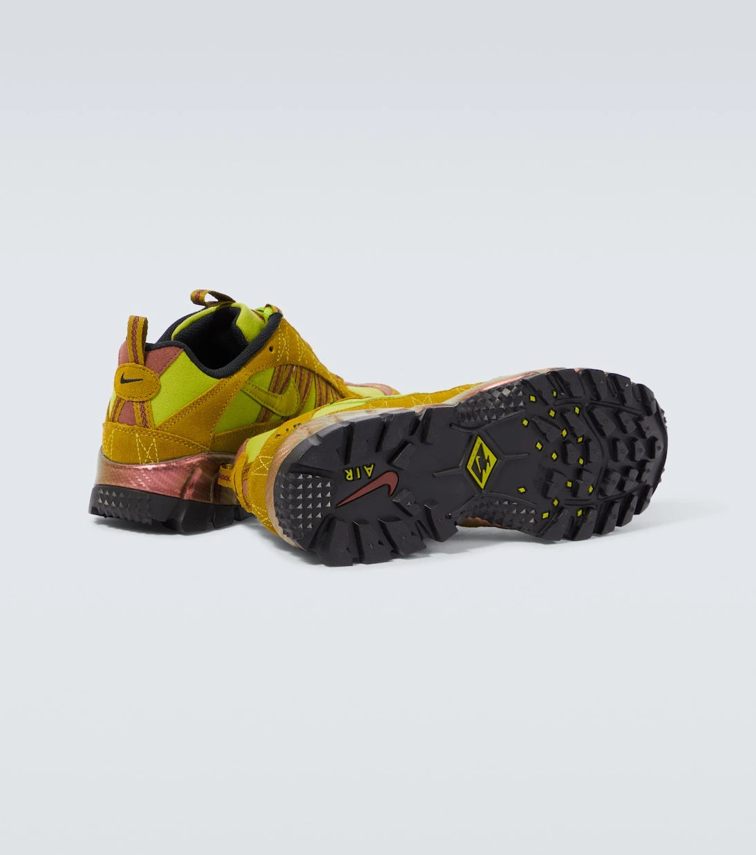 Nike - حذاء رياضي Air Humara جلدي