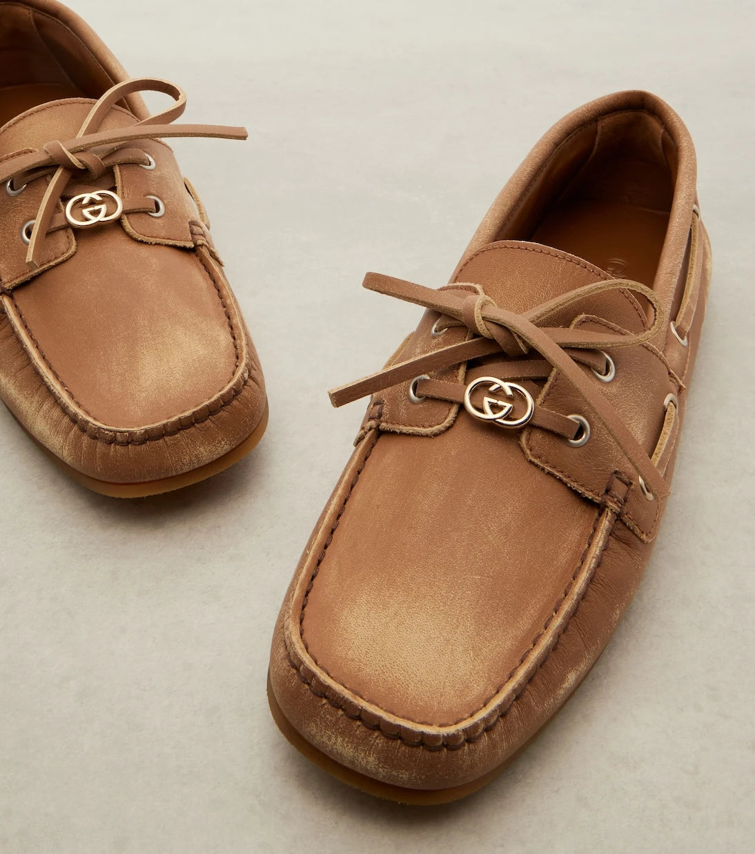 غوتشي - حذاء القارب الجلدي GG