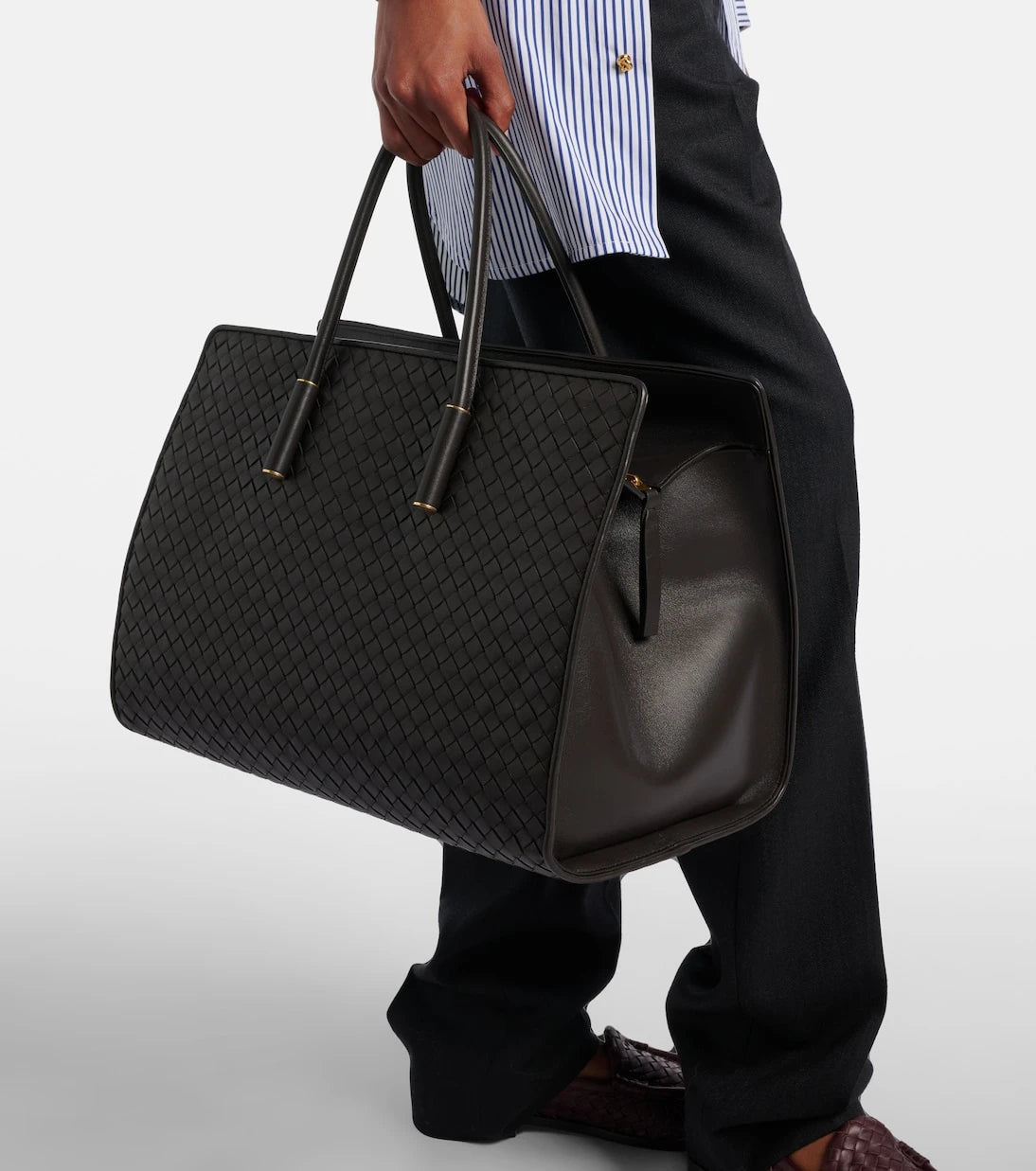 Bottega Veneta - حقيبة توتس باربرا متوسطة من الجلد