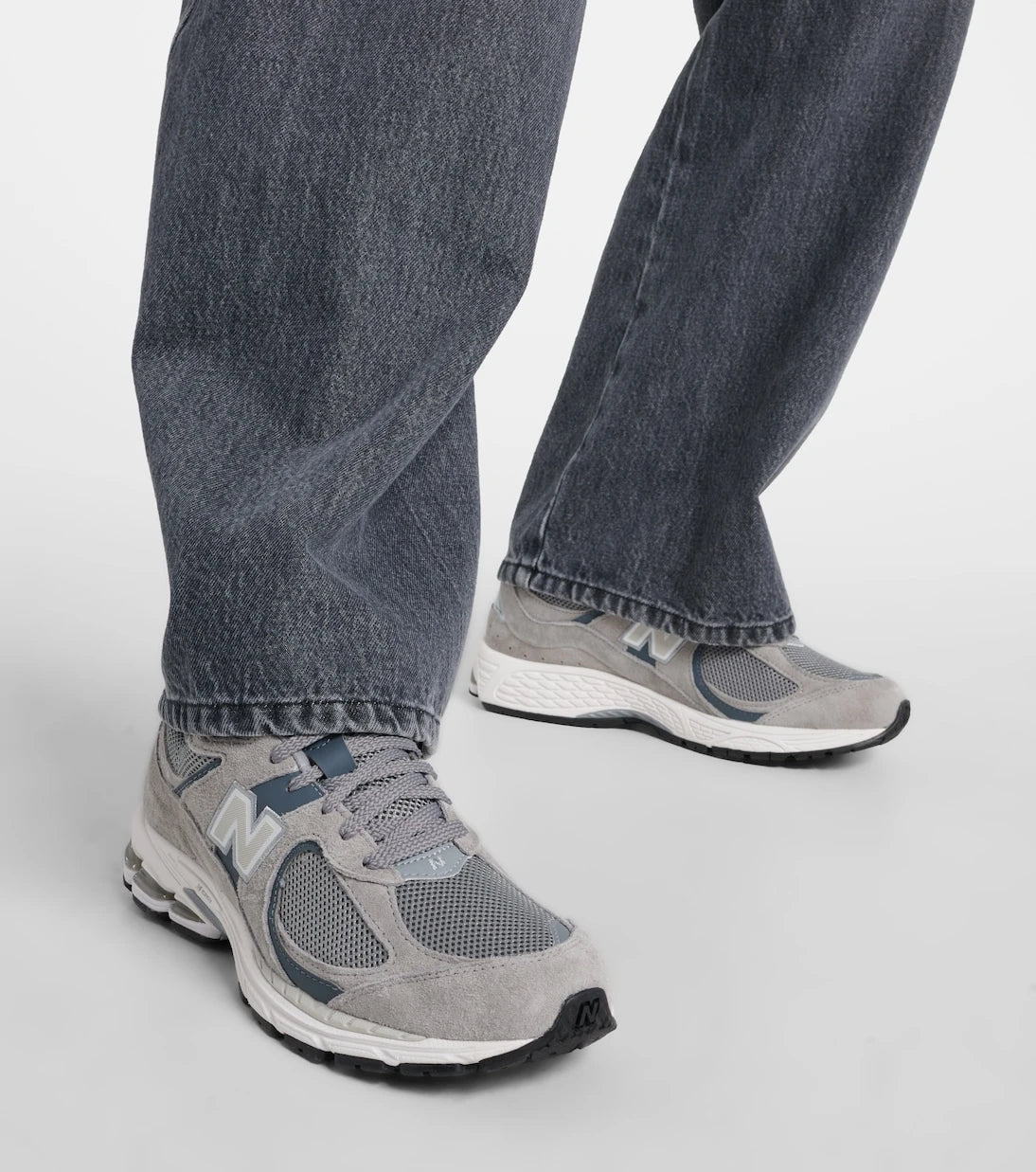 New Balance - حذاء رياضي 2002R من الشمواه
